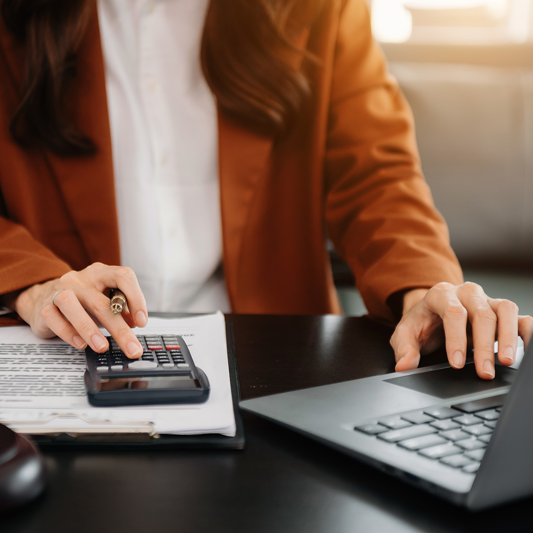 Kobieta wykonująca obliczenia na kalkulatorze